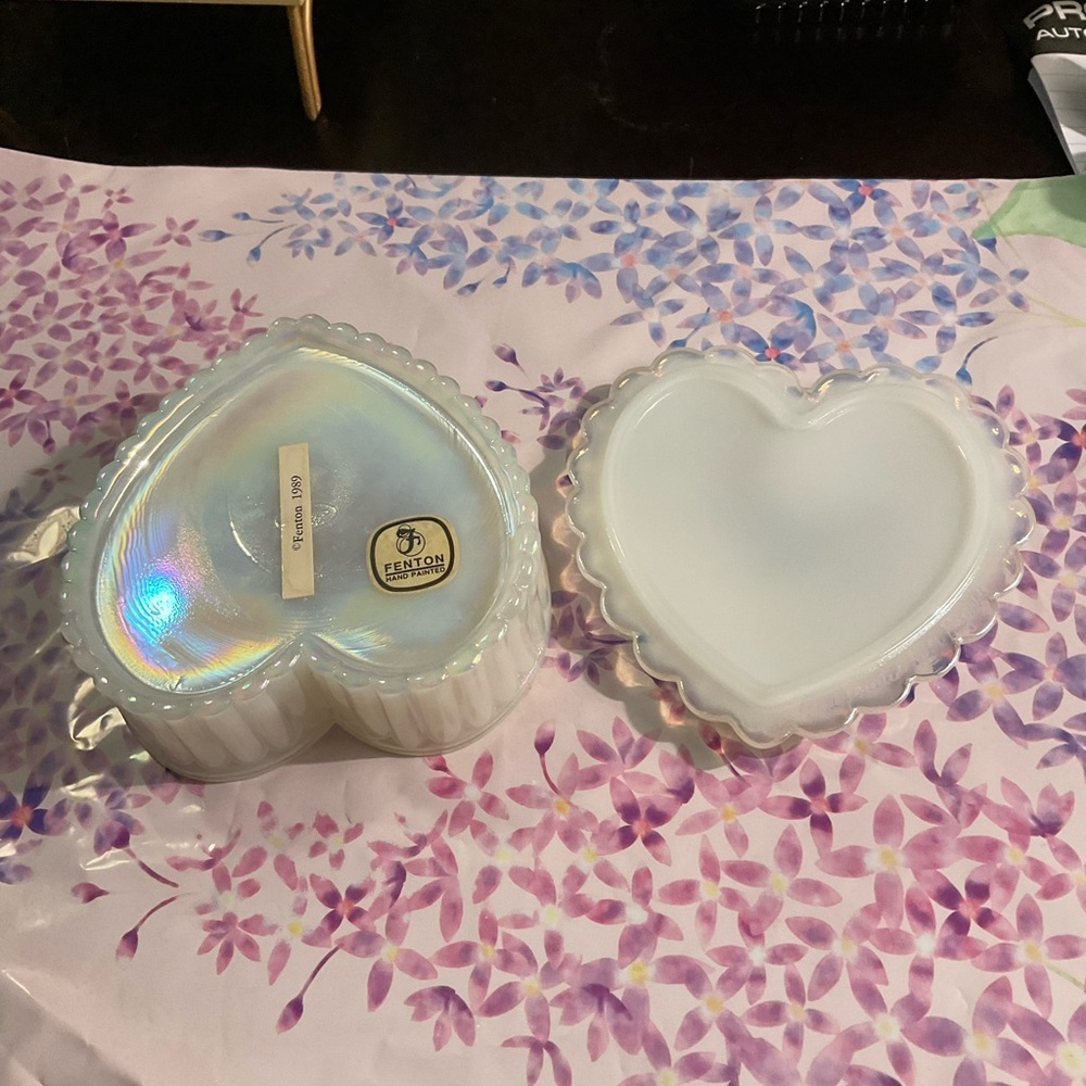 Fenton Glass Iridescent Heart-Shaped Trinket Box. Excellent condition - Picture 4 of 4